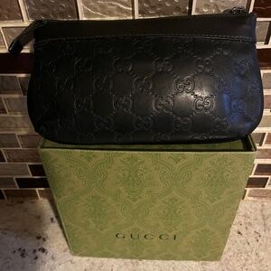 🌺Authentic Pre-Owned Vintage Black Leather Gucci Pouch.